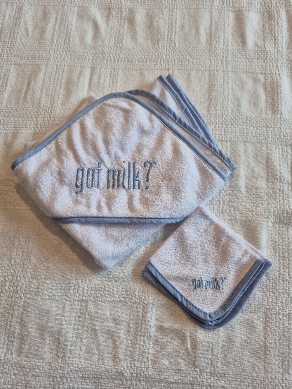Got Milk hooded bath towel with matching washcloth New white blue trim